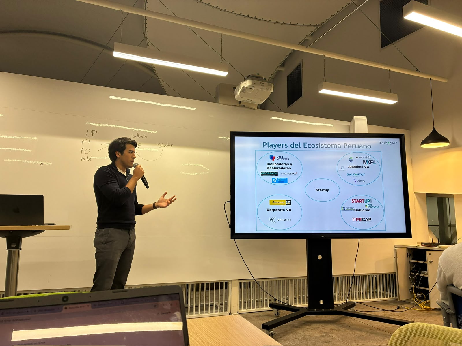 Andrés Esquives presenting the Peruvian startup ecosystem